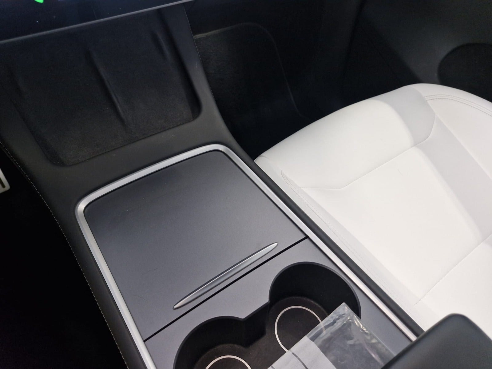 Sort Tesla Model Y fra 2023