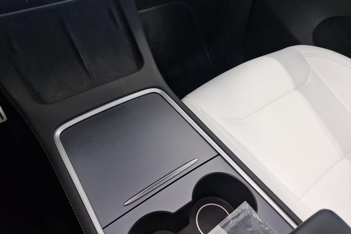 Sort Tesla Model Y fra 2023