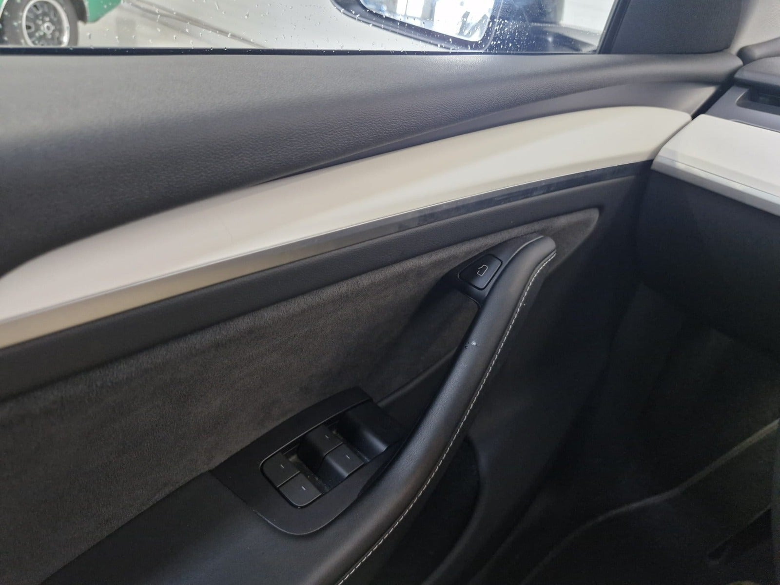 Sort Tesla Model Y fra 2023
