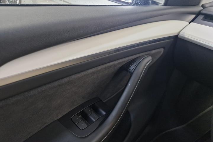 Sort Tesla Model Y fra 2023