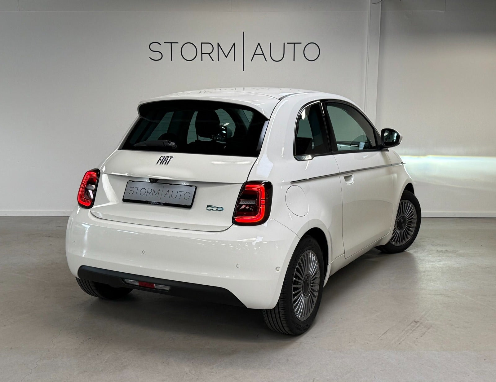 Hvid Fiat 500e fra 2023