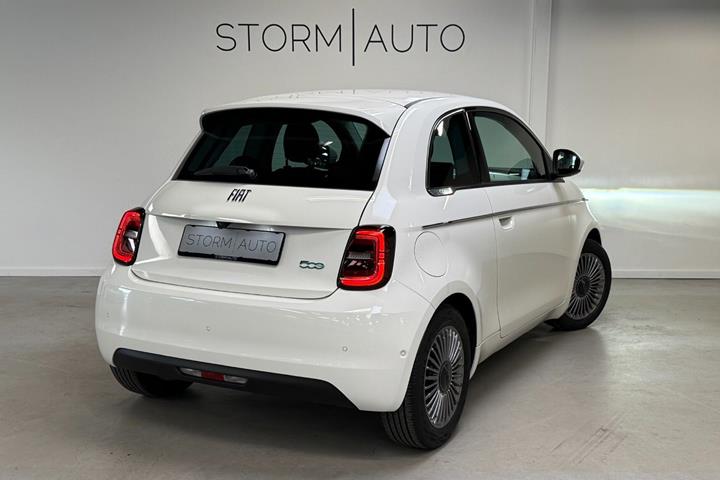 Hvid Fiat 500e fra 2023