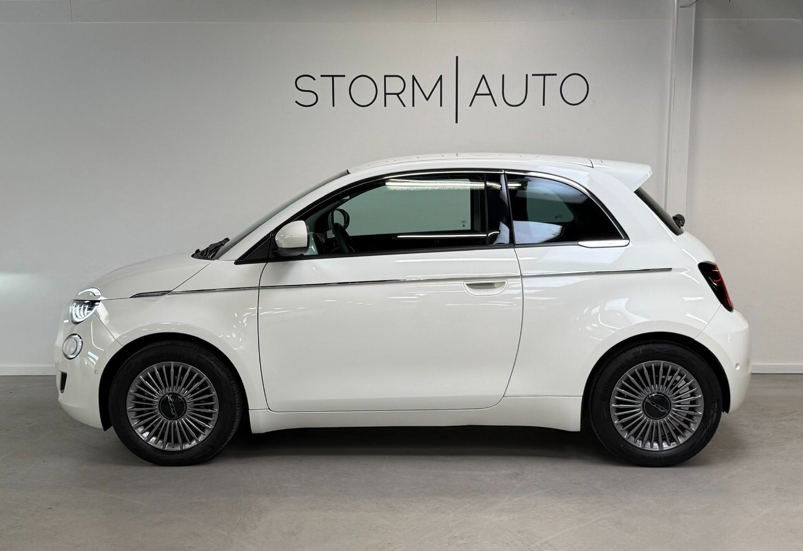 Hvid Fiat 500e fra 2023