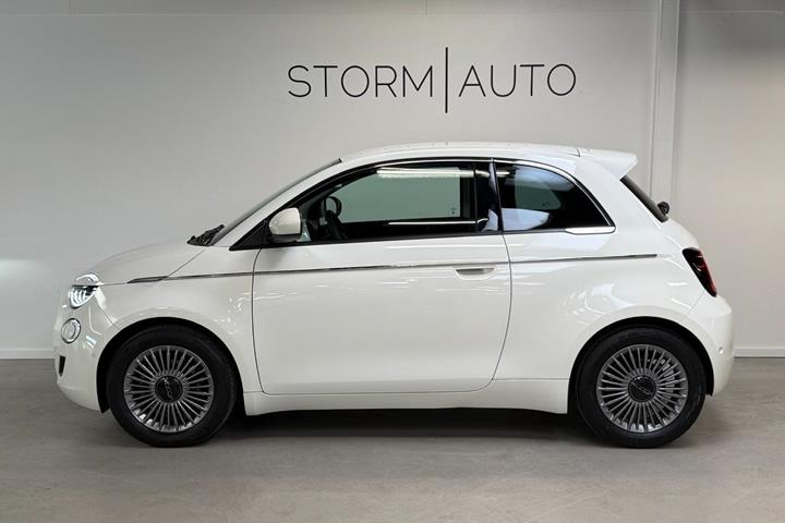 Hvid Fiat 500e fra 2023