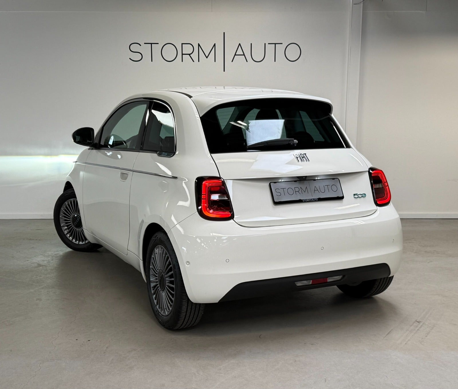 Hvid Fiat 500e fra 2023
