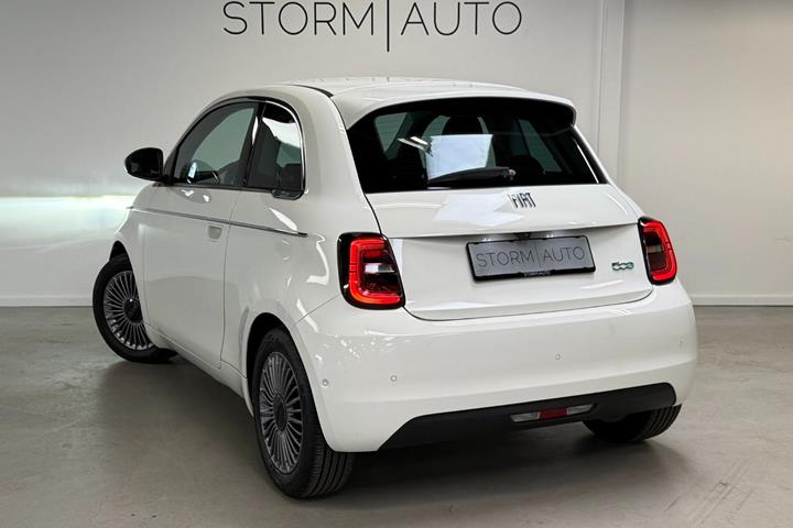 Hvid Fiat 500e fra 2023