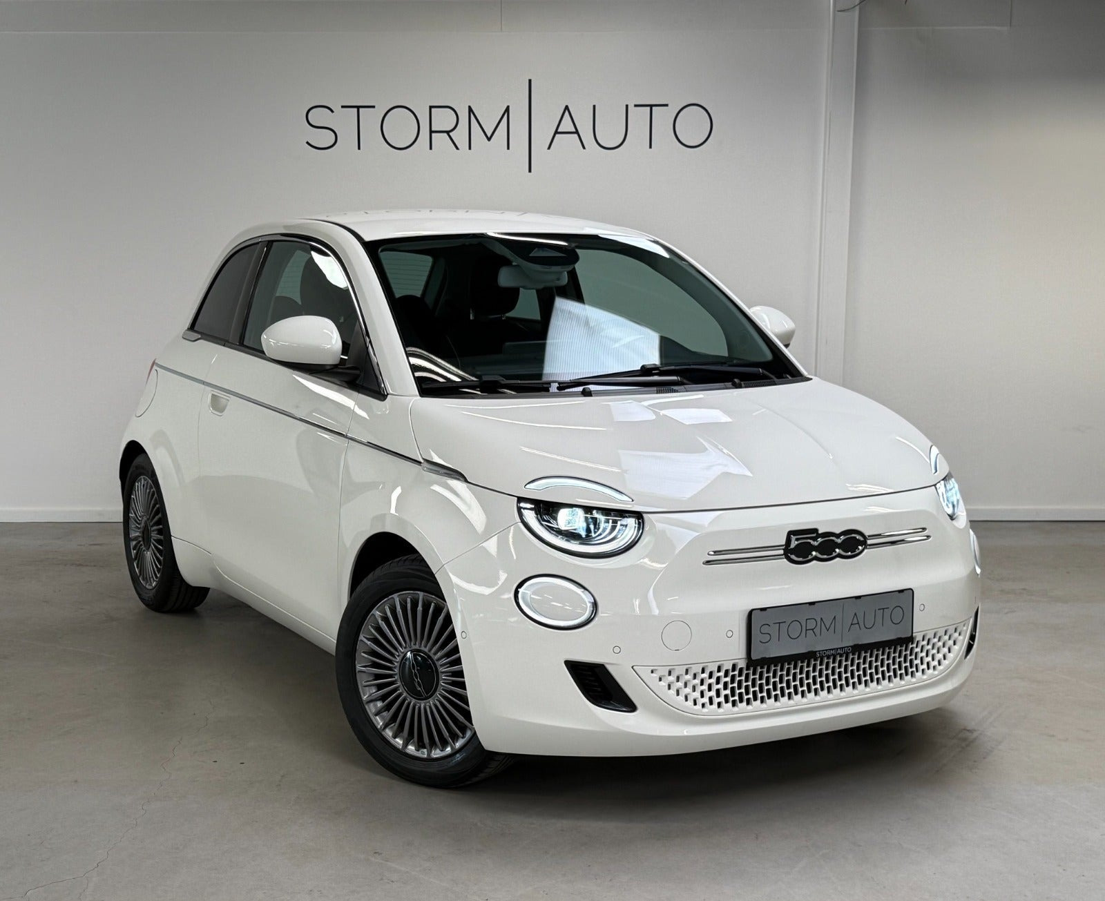 Hvid Fiat 500e fra 2023