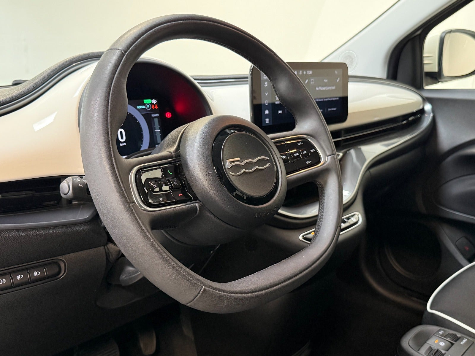 Hvid Fiat 500e fra 2023