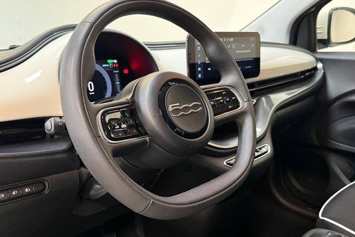 Hvid Fiat 500e fra 2023
