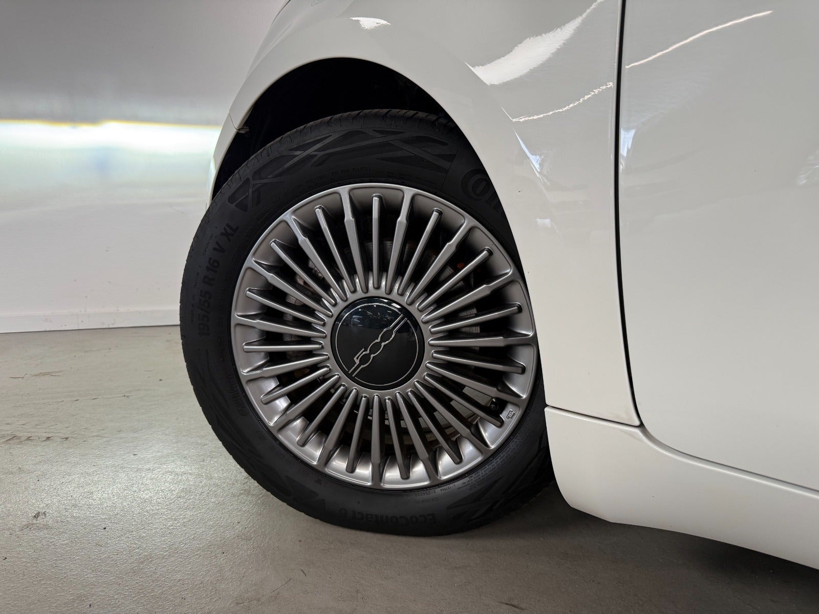 Hvid Fiat 500e fra 2023