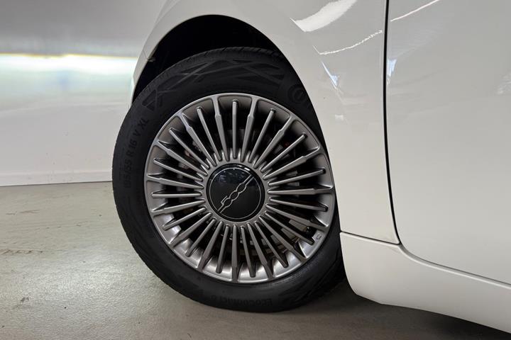 Hvid Fiat 500e fra 2023