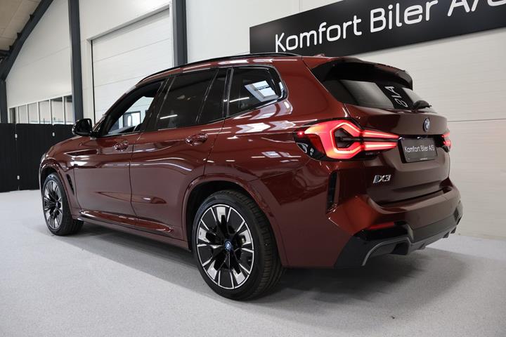 Rød BMW iX3 fra 2024
