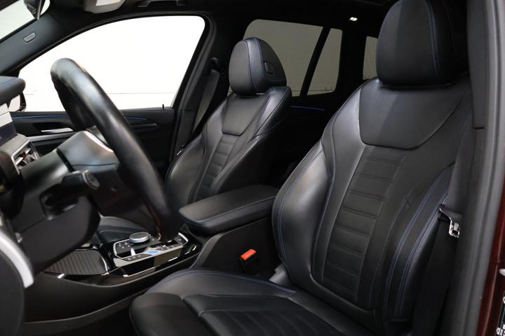Rød BMW iX3 fra 2024