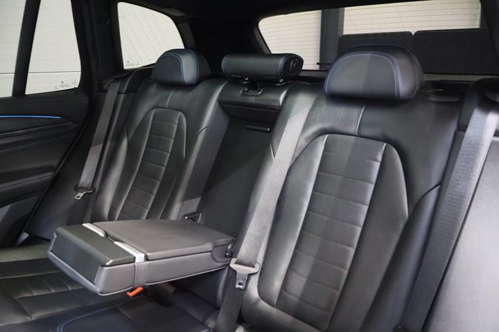 Rød BMW iX3 fra 2024