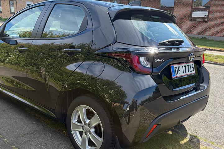 Sort Toyota Yaris fra 2022
