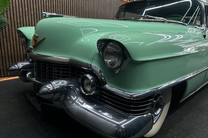 Grøn Cadillac Coupé DeVille fra 1955