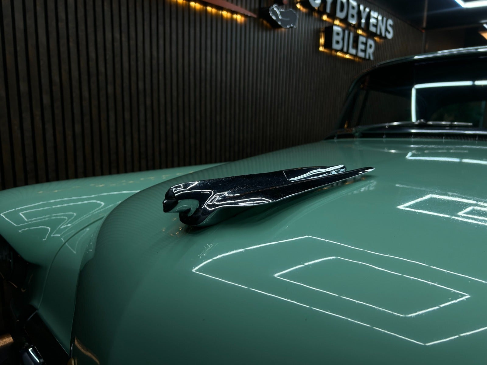 Grøn Cadillac Coupé DeVille fra 1955