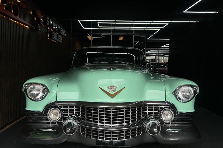 Grøn Cadillac Coupé DeVille fra 1955
