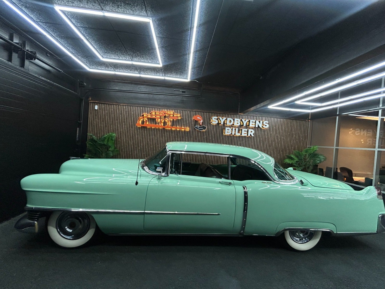Grøn Cadillac Coupé DeVille fra 1955