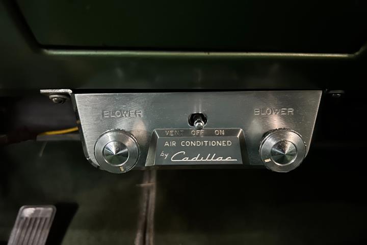 Grøn Cadillac Coupé DeVille fra 1955