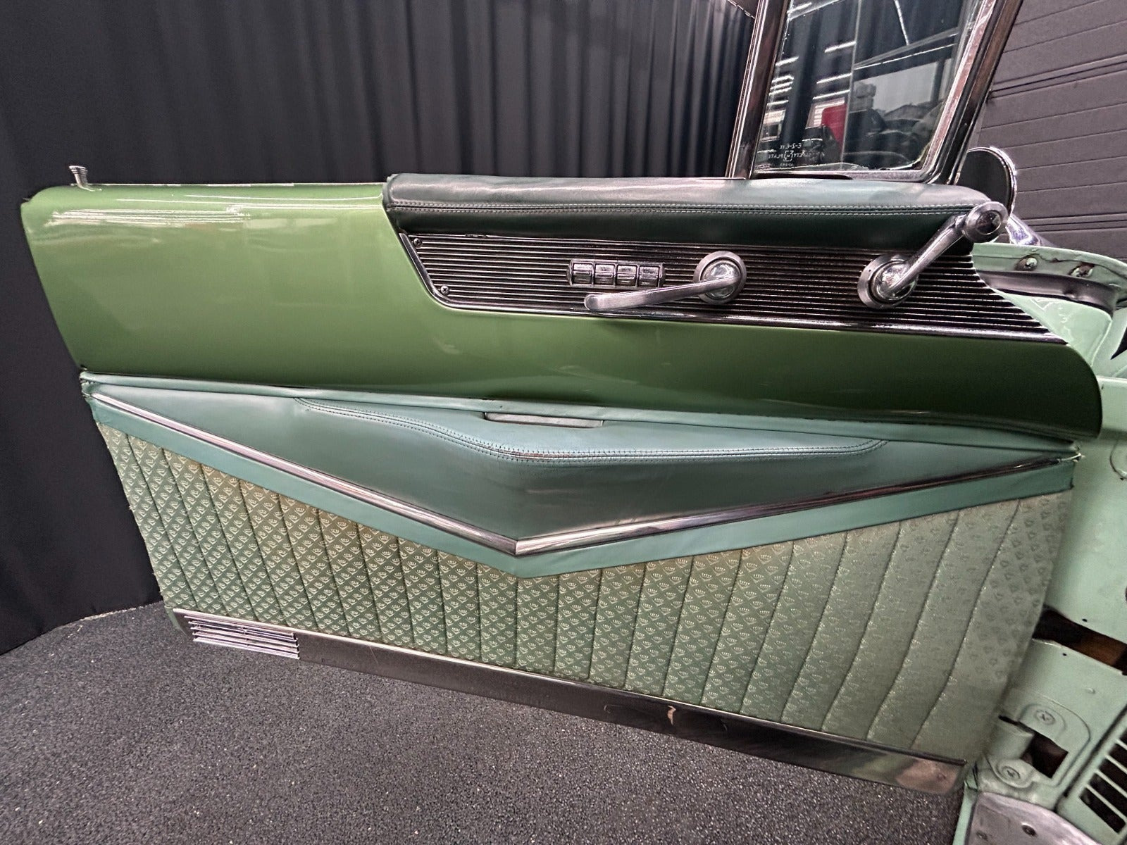 Grøn Cadillac Coupé DeVille fra 1955
