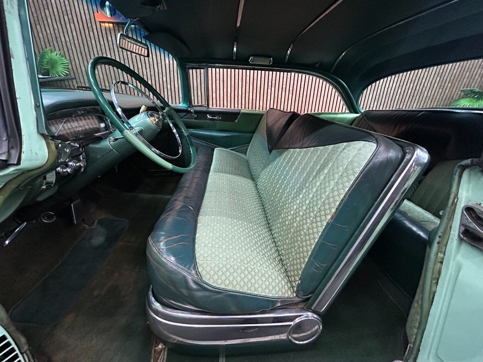 Grøn Cadillac Coupé DeVille fra 1955