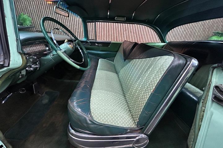 Grøn Cadillac Coupé DeVille fra 1955
