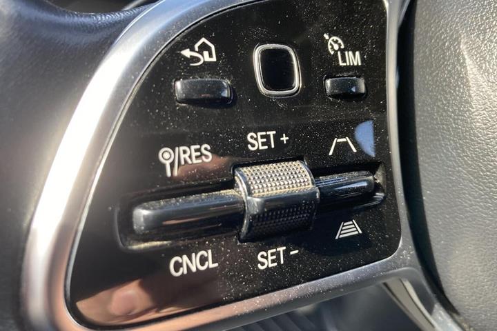 Hvid Mercedes Sprinter 215 fra 2022