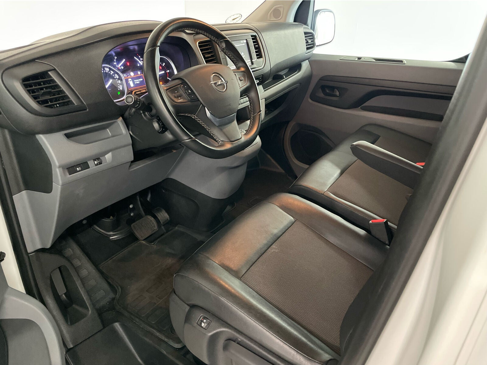 Hvid Opel Vivaro fra 2019