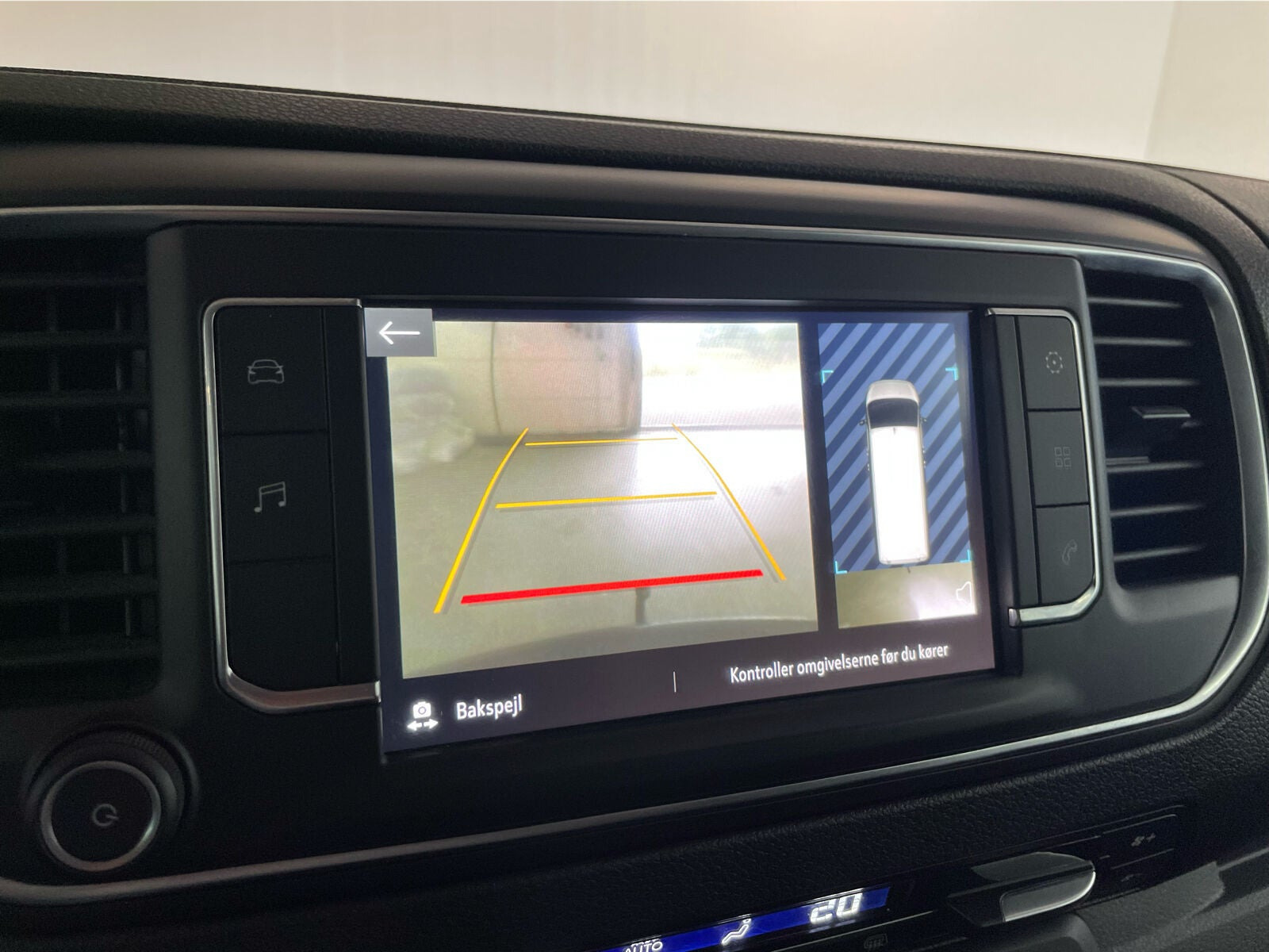 Hvid Opel Vivaro fra 2019