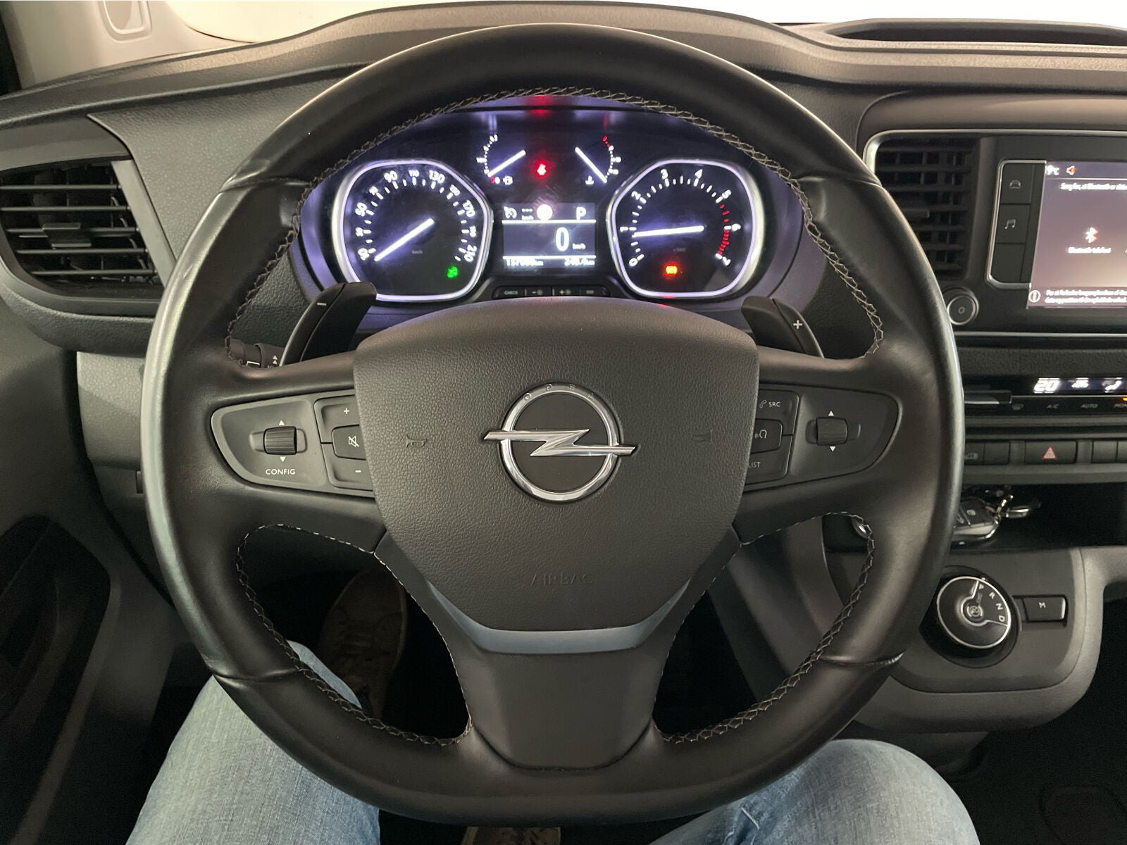Hvid Opel Vivaro fra 2019
