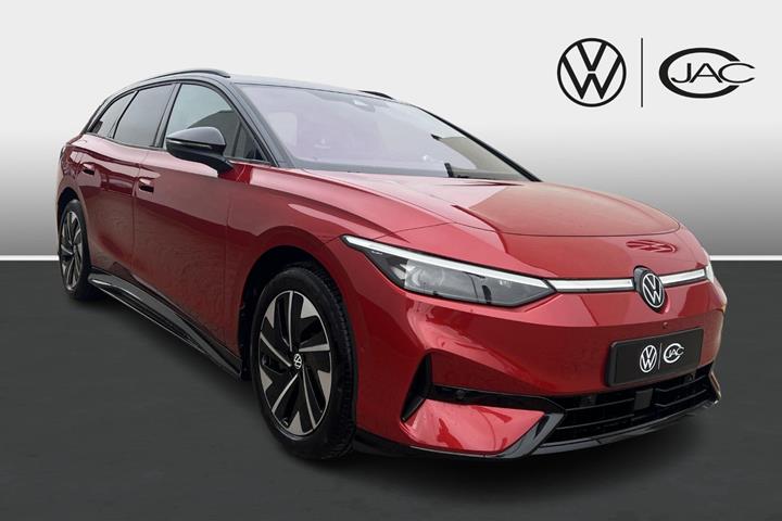 Rød VW ID.7 fra 2025 set udefra