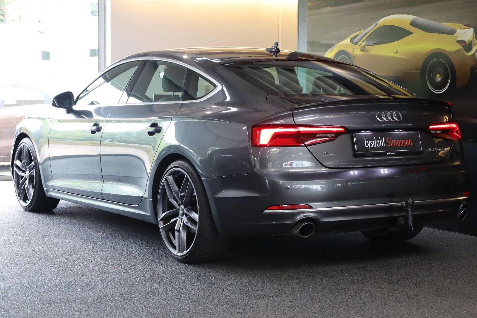 Grå Audi A5 fra 2017