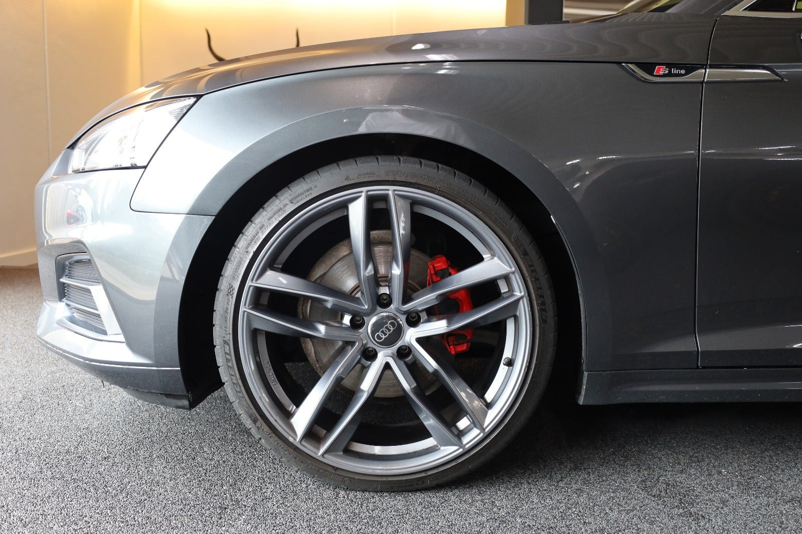 Grå Audi A5 fra 2017