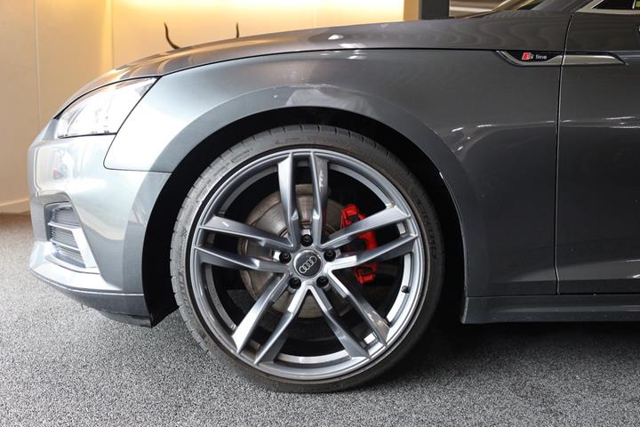 Grå Audi A5 fra 2017
