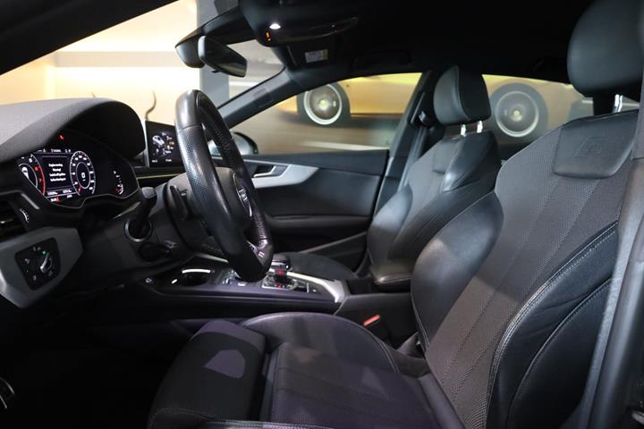 Grå Audi A5 fra 2017