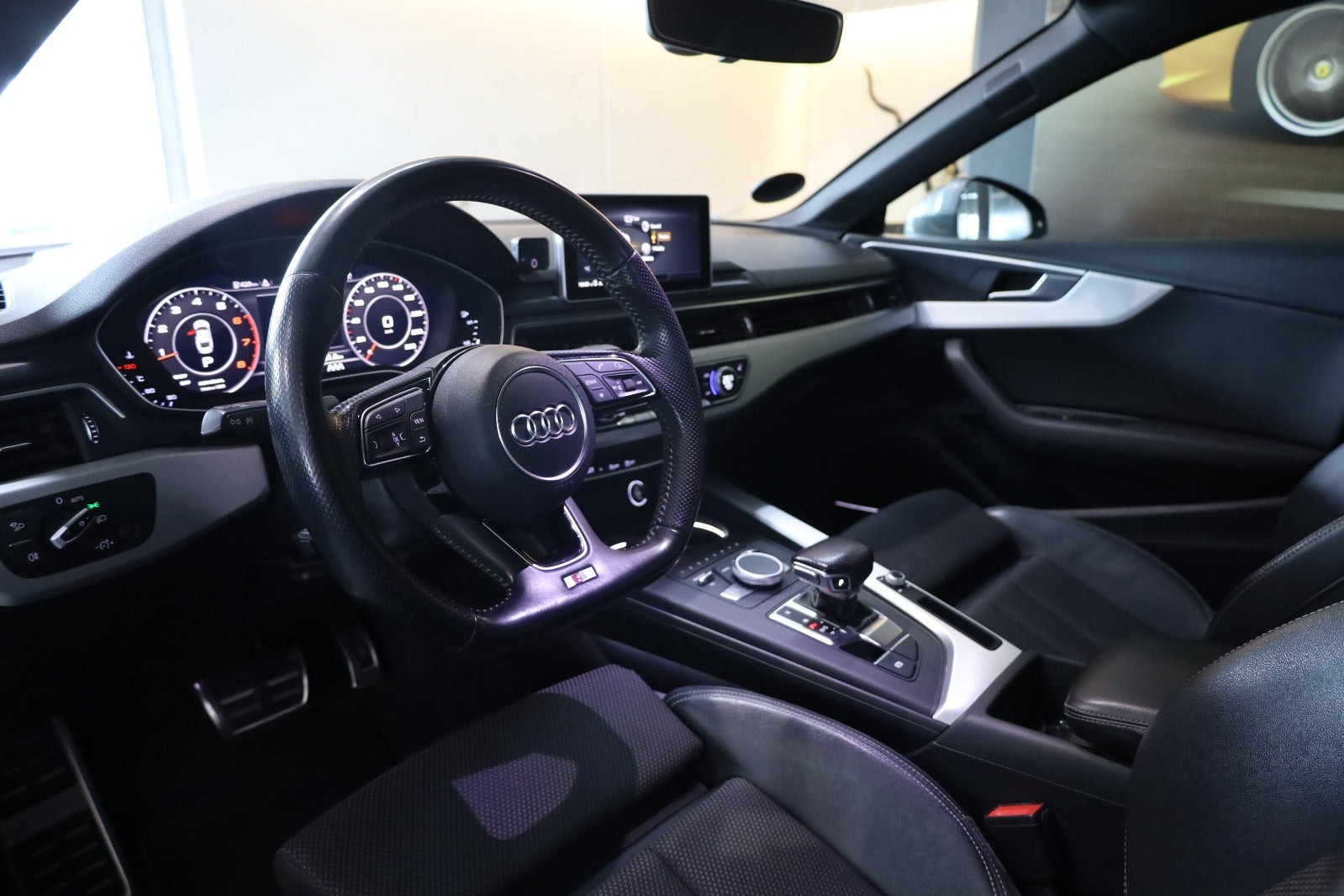 Grå Audi A5 fra 2017
