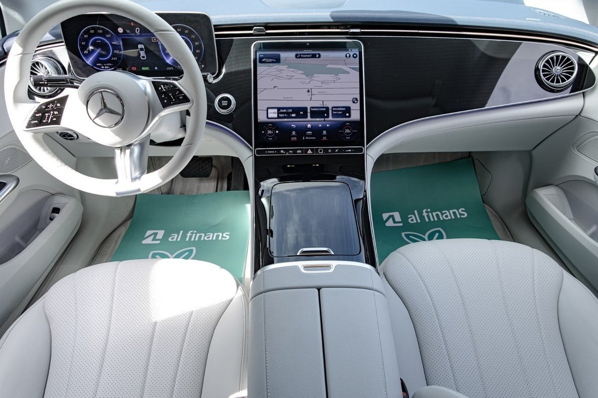 Sort Mercedes EQE300 fra 2023