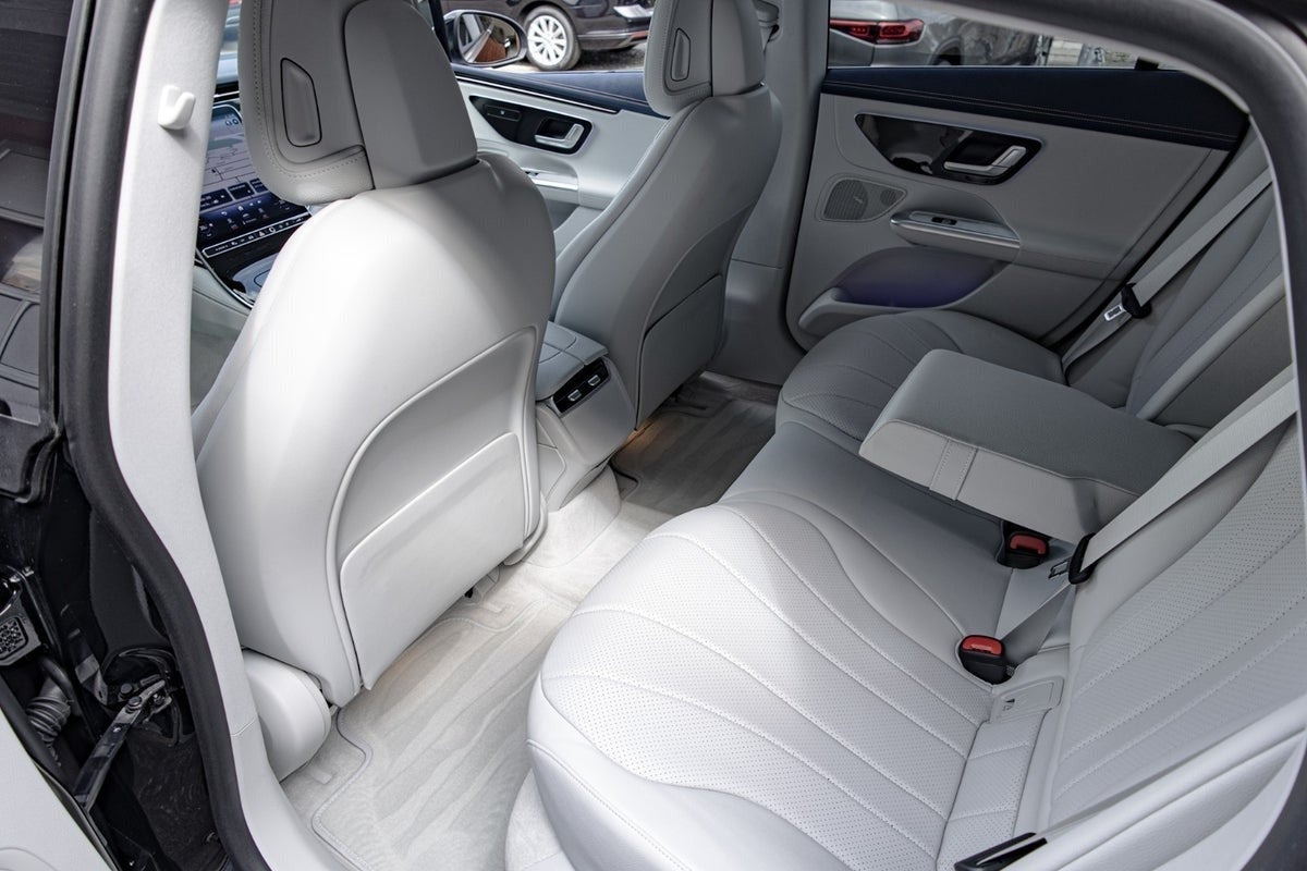 Sort Mercedes EQE300 fra 2023