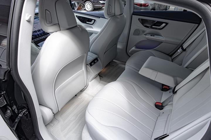 Sort Mercedes EQE300 fra 2023