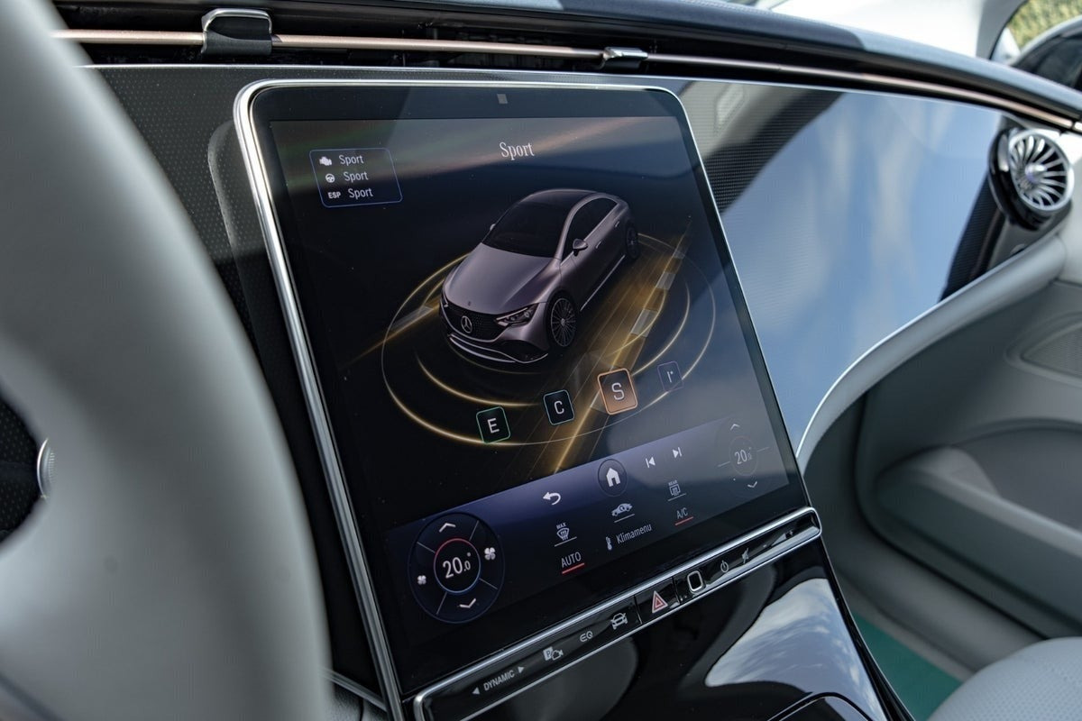Sort Mercedes EQE300 fra 2023