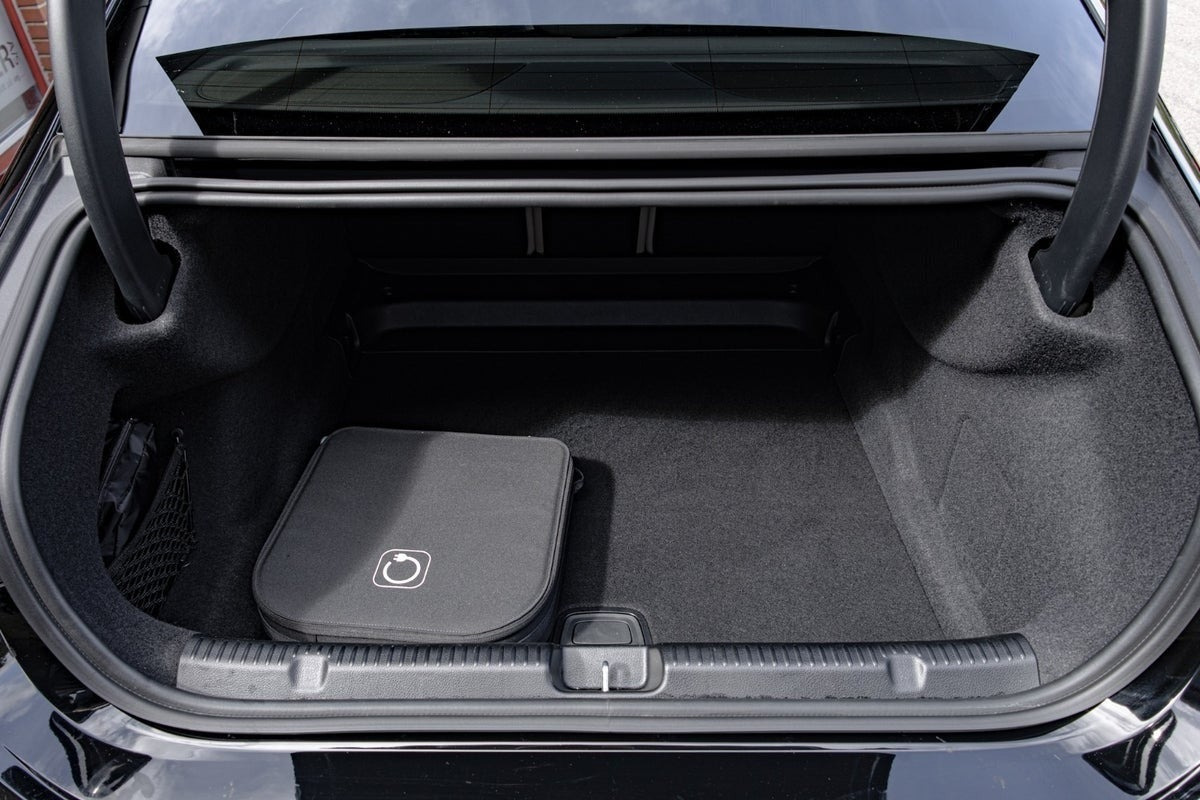 Sort Mercedes EQE300 fra 2023