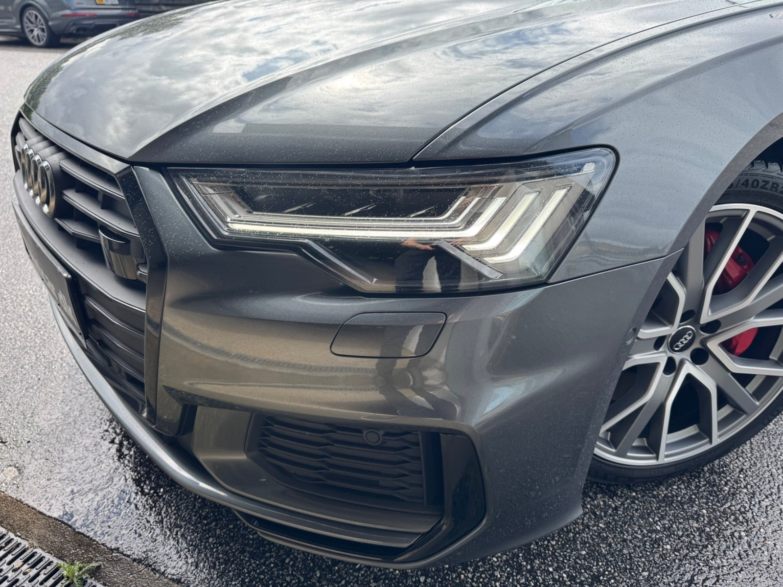Grå Audi A6 fra 2020