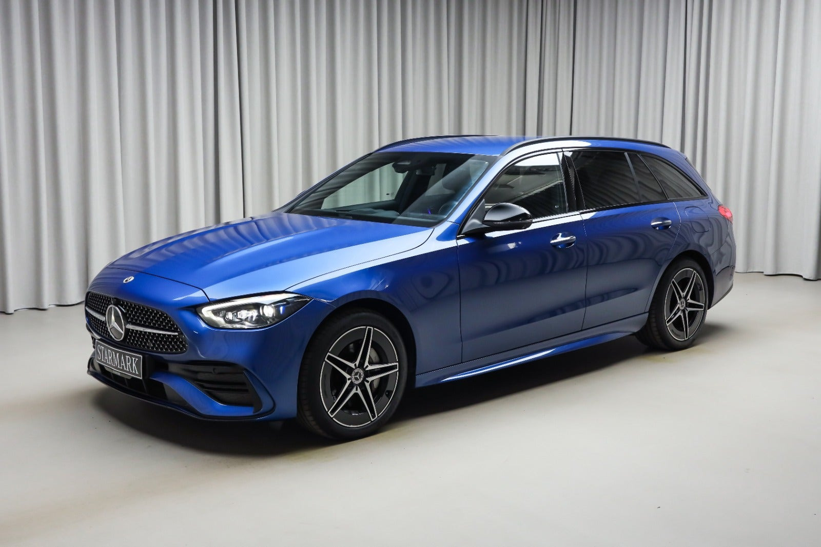Blå Mercedes C300 e fra 2022