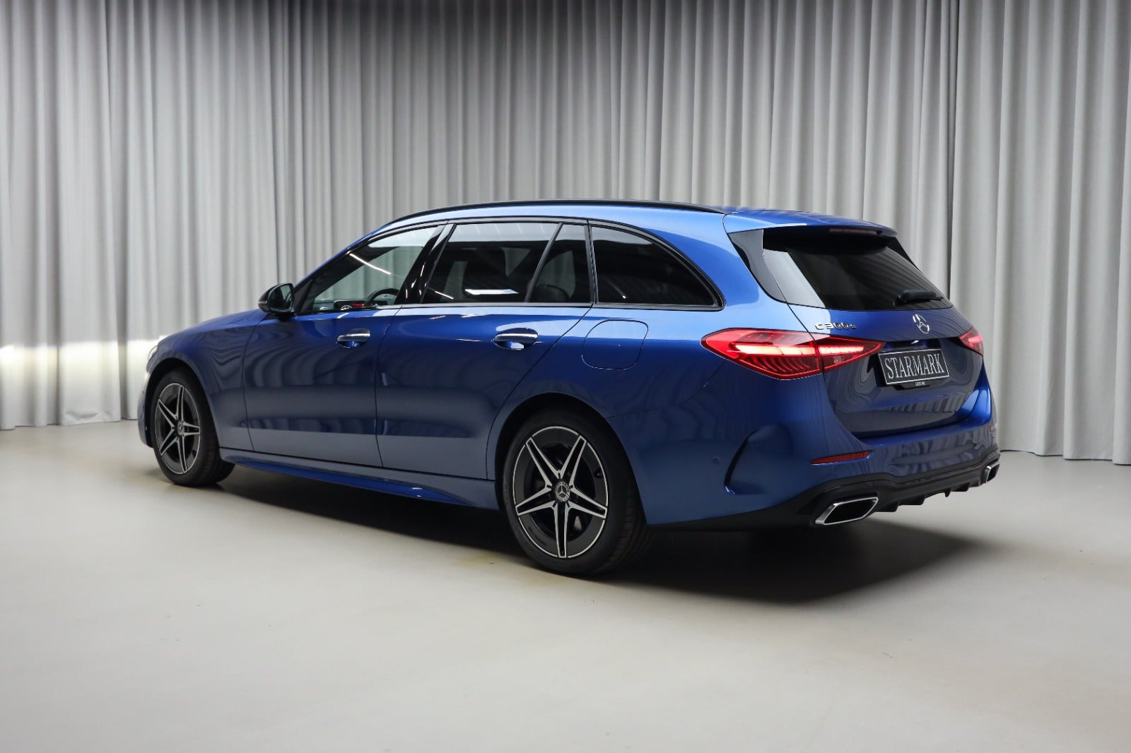 Blå Mercedes C300 e fra 2022