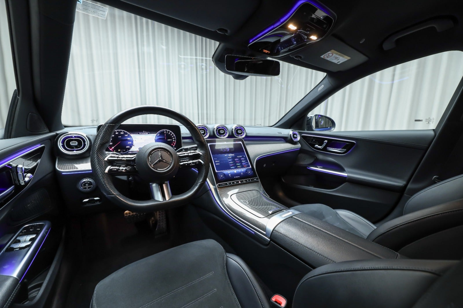 Blå Mercedes C300 e fra 2022