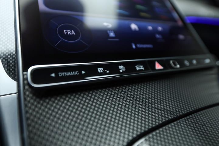 Blå Mercedes C300 e fra 2022