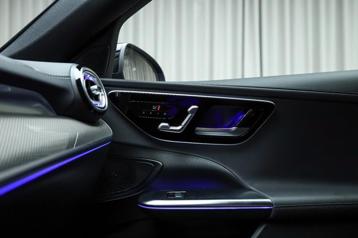 Blå Mercedes C300 e fra 2022