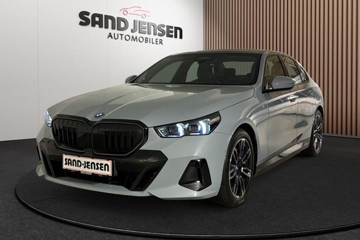 Grå BMW i5 fra 2024 set udefra