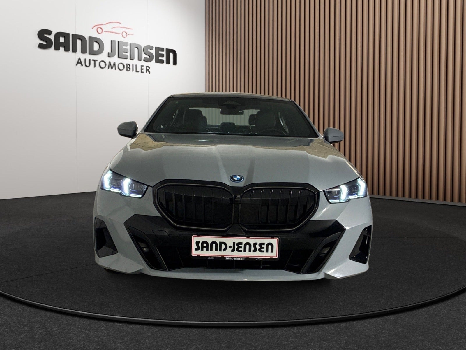 Grå BMW i5 fra 2024